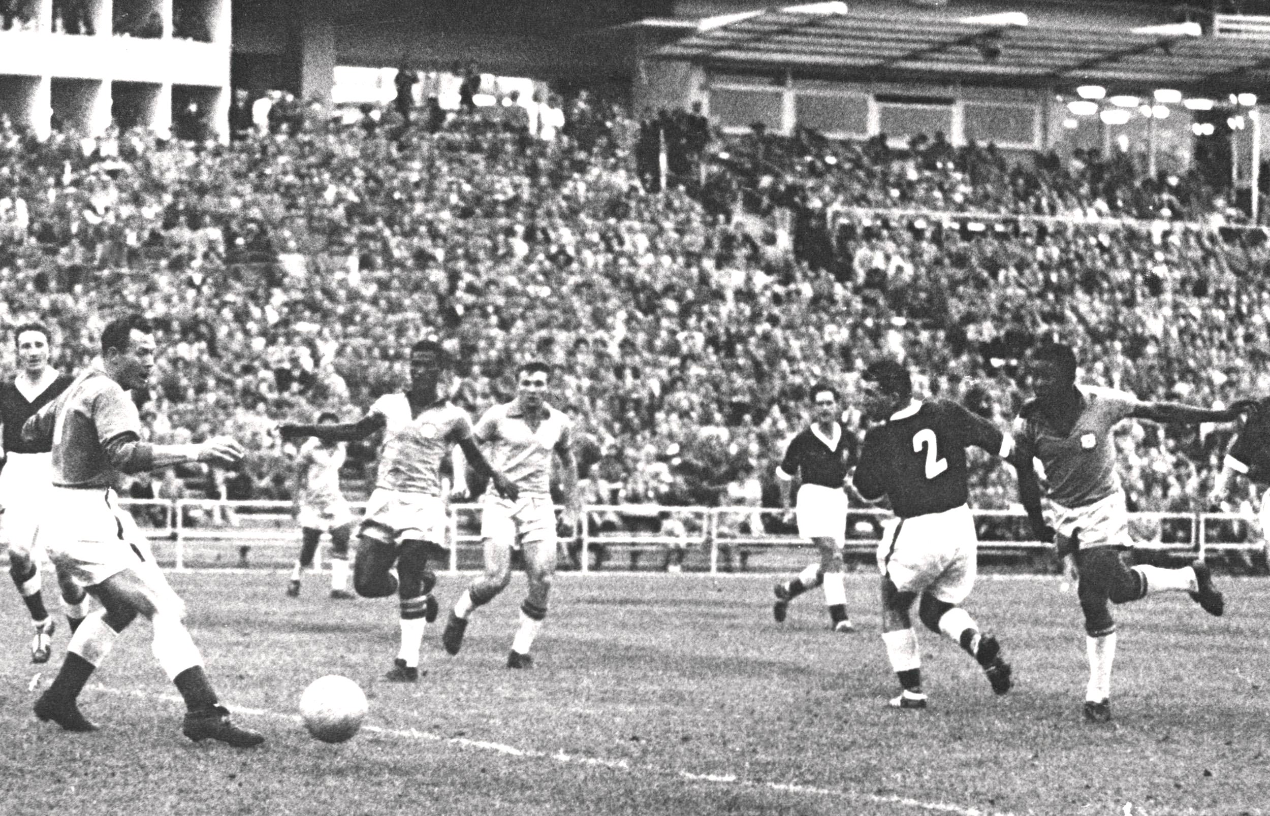 Pelé, de 17 años, marca contra Gales en los cuartos de final del Mundial de 1958